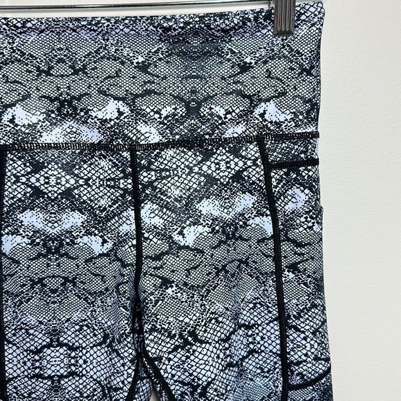 Zyia Active Cobra‎ Snakeskin Pocket Light n Tight Hi-Rise Capri Legging Size 2 - Picture 4 of 8